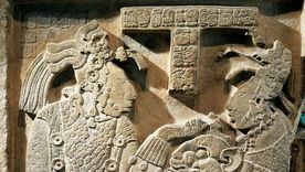 Los mayas dejaron algunas inscripciones en piedra que contenían fechas (al centro, arriba) importantes en su historia.