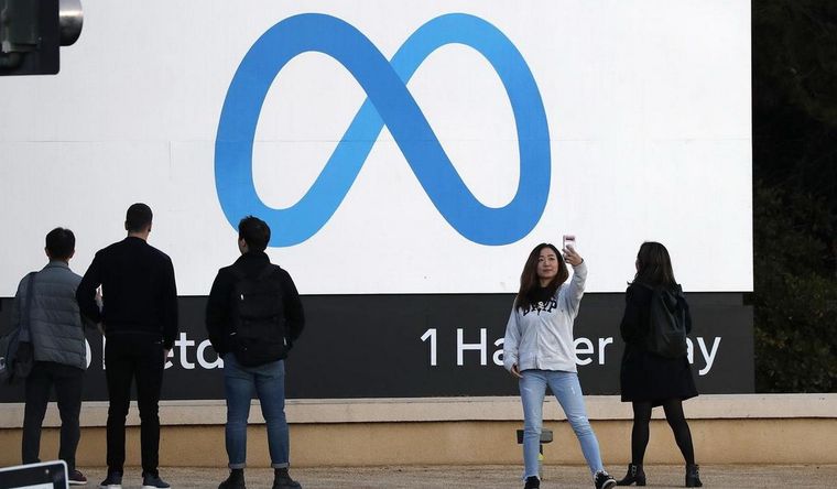 Meta Platforms ofrece en Facebook novedades para la suba de videos. Foto: Efe.
