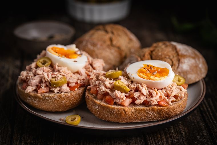 Sándwich con proteína completa: receta de atún y huevo para cualquier momento.