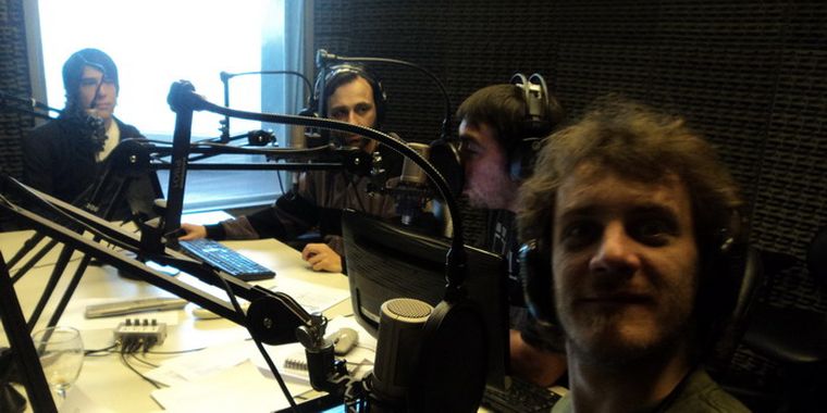 En el fondo, uno de los oyentes que contó su vivencia sobre la amistad.