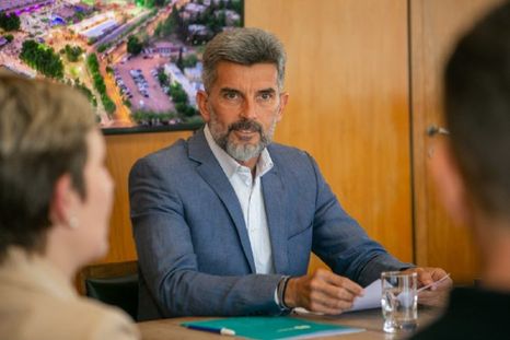 El intendente de Capital, Ulpiano Suarez, pidió al Ministerio de Capital Humano detalles de las políticas para asistir a la gente en situación de calle. El intendente de Capital, Ulpiano Suarez, pidió al Ministerio de Capital Humano detalles de las políticas para asistir a la gente en situación de calle.