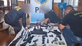 El arsenal hallado en la casa de un sospechosos de robo de un celular Foto: Captura de video