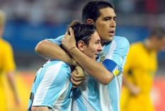revelaron detalles desconocidos del primer encuentro entre messi y riquelme: lo observaba como si...