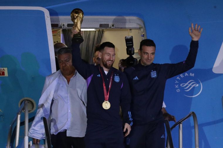 Messi, Scaloni y la Copa del Mundo ya están en Argentina. Foto: EFE