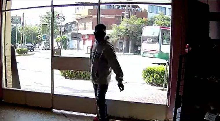 La joven de 23 años quedó encerrada en el baño hasta que pudo escapar y pedir ayuda