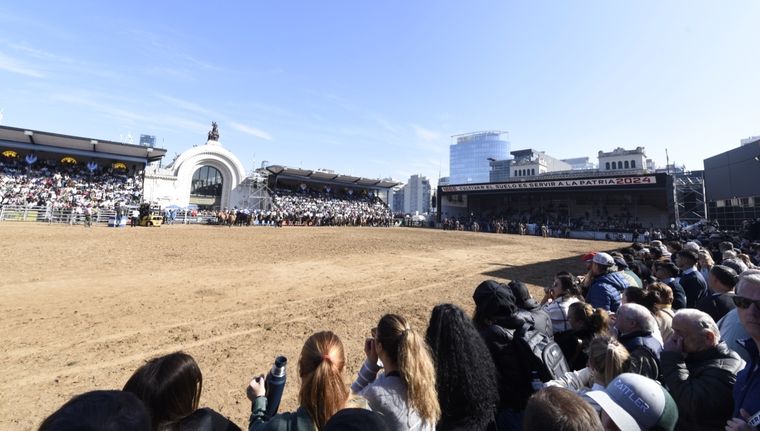 Después de ingresar durante la premiación del evento, los activistas fueron retirados rápidamente por las autoridades