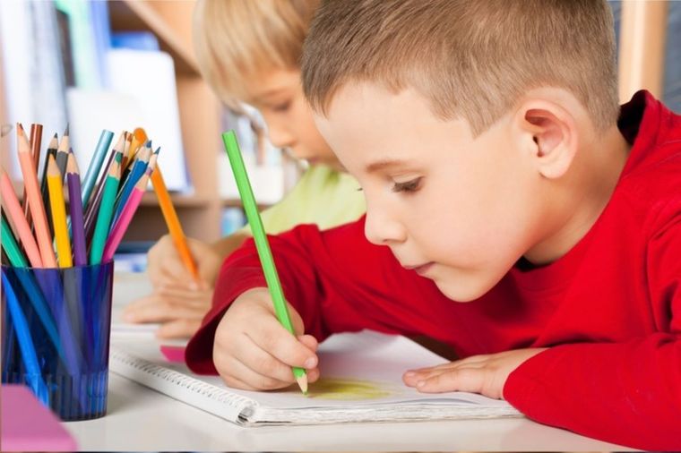 Cuál es la razón por la que los niños sacan la lengua al escribir Foto: Shutterstock