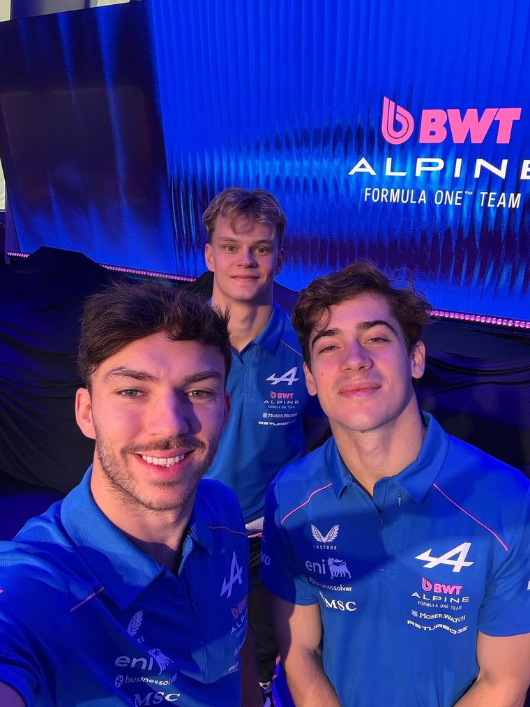 Paul Aron, piloto de reserva de Alpine, junto a Franco Colapinto y Pierre Gasly. Paul Aron, piloto de reserva de Alpine, junto a Franco Colapinto y Pierre Gasly.