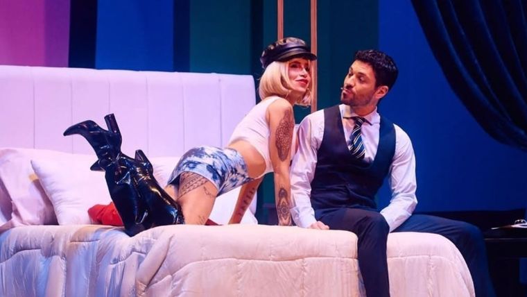El elenco de la obra teatral quedó sorprendido con la insólita escena.