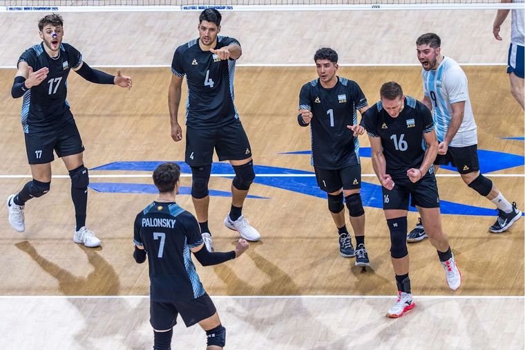La Selección Argentina celebró en Filipinas un estreno soñado en el Mundial de vóley.
