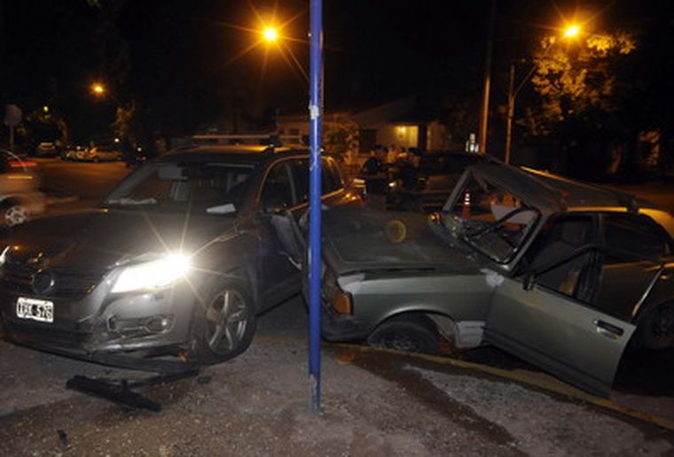 El Dodge quedó prácticamente destruido. Foto: Alf Ponce