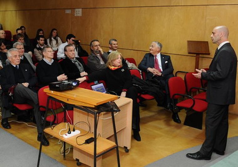 Histórico. El doctor Cremaschi presenta a su par Daniel Nijensohn (der.), quien disertó sobre la lobotomía de Eva. Participaron entre otros el decano de Ciencias Médicas, doctor Roberto Vallés (izq) Foto: Alf Ponce / MDZ