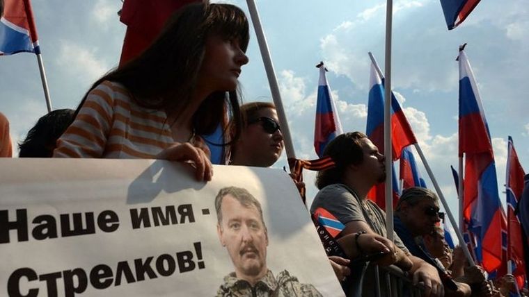 En 2014, un grupo de manifestantes coreaban Nuestro nombre es Strelkov, en solidaridad con el veterano militar Igor Girkin, quien desempeñó un papel clave en la anexión de Crimea y la guerra en Donbás. Foto: GETTY IMAGES