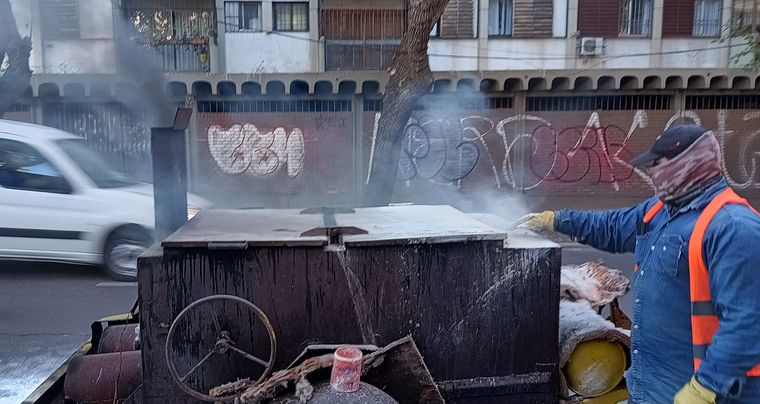 La máquina utilizada emana un denso humo negro.&nbsp;