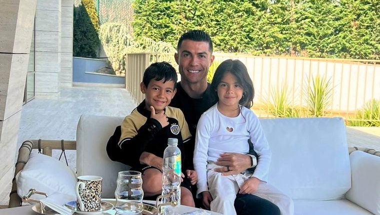 Cristiano Ronaldo con sus hijos mellizos Eva y Mateo. Foto: X @Cristiano
