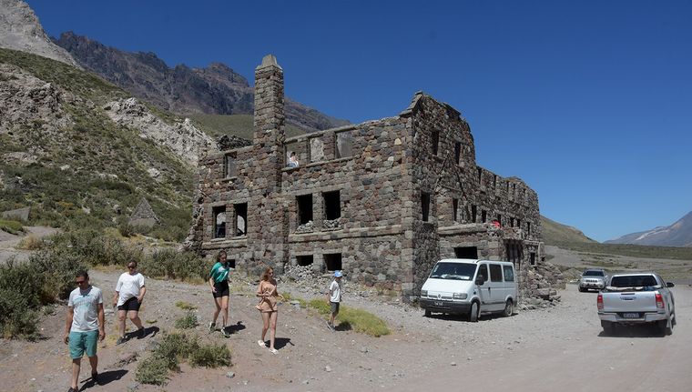 Las ruinas del Hotel Termas El Sosneado siguen en pie entre aguas termales y paisajes cordilleranos que atraen a turistas y fotógrafos.