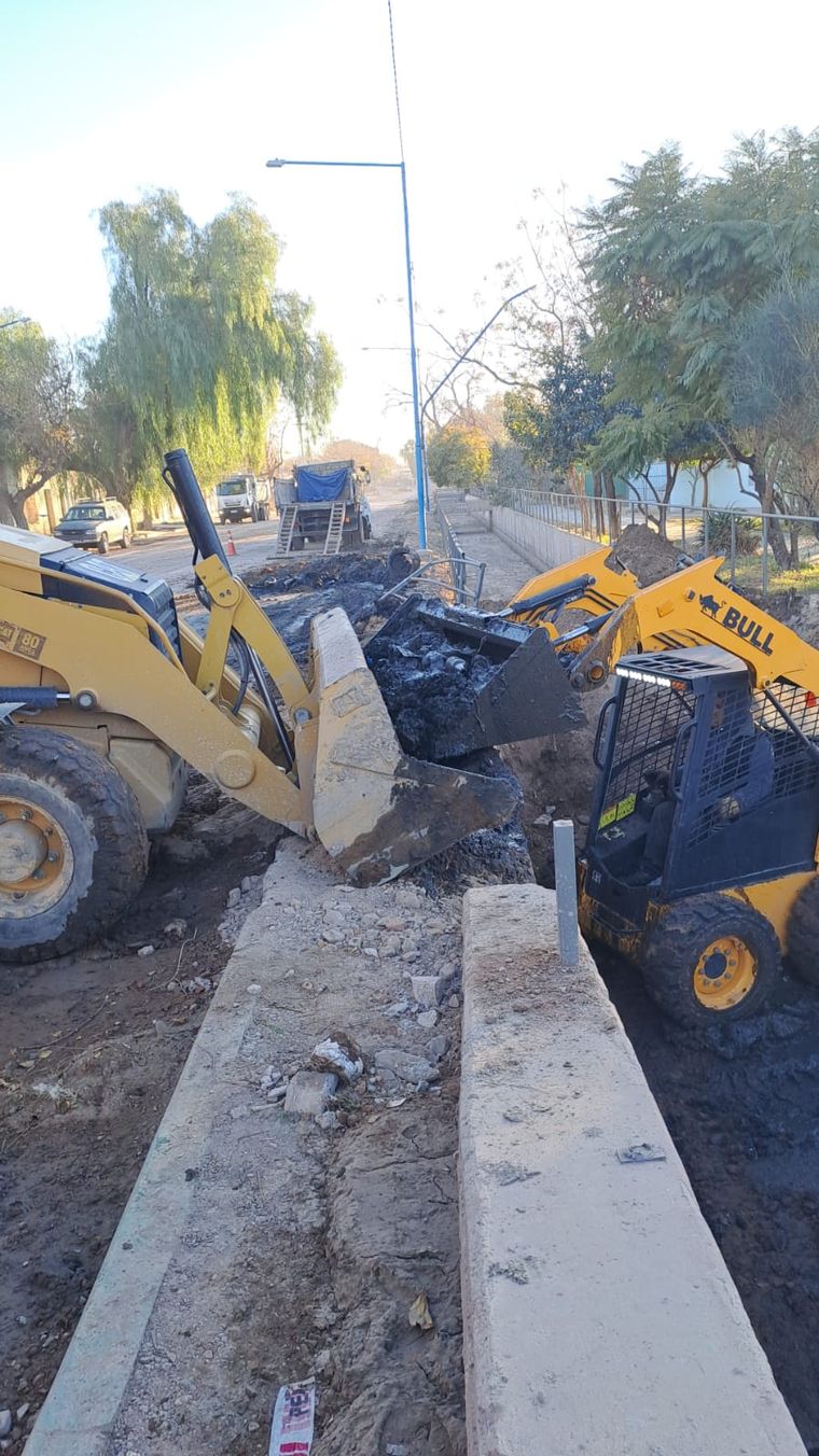 Especialistas aseguran que la basura puede reducir entre un 30% y un 70% la capacidad de conducción de los canales del Gran Mendoza. Especialistas aseguran que la basura puede reducir entre un 30% y un 70% la capacidad de conducción de los canales del Gran Mendoza.