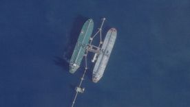 Fotografía satelital del petrolero Skipper presuntamente transfiriendo crudo sancionado a otro buque en el océano. Fotografía satelital del petrolero Skipper presuntamente transfiriendo crudo sancionado a otro buque en el océano.