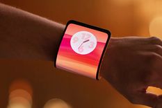 La nueva patente registrada por Motorola muestra un dispositivo flexible adaptable a la muñeca.