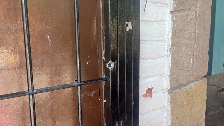 Los impactos de bala en la casa donde vivía la víctima y se produjo el asesinato.&nbsp;