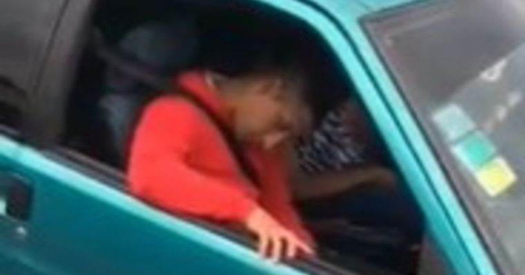 El conductor de otro vehículo intentó despertarlos pero no lo logró