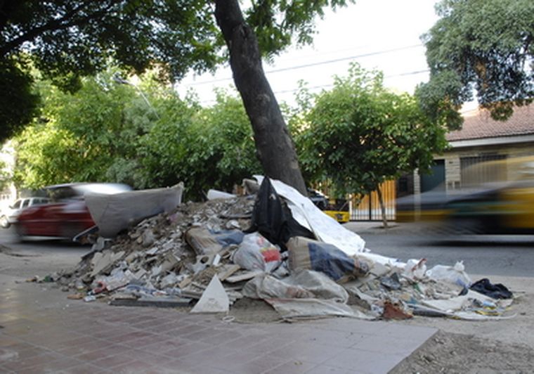 Escombros sin levantar, otro problema para el municipio. Foto: Nacho Gaffuri / MDZ