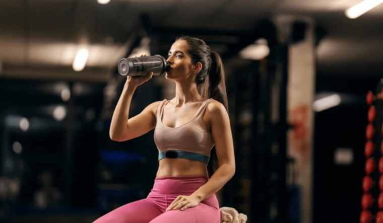 Ya sea con agua o con bebidas deportivas, hay que atender los signos de deshidratación. Foto: Shutterstock