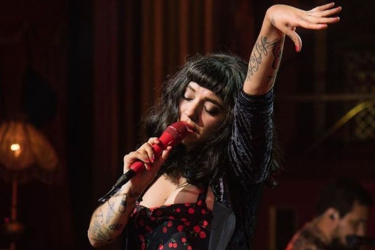 Mon Laferte, Lali, Instagram