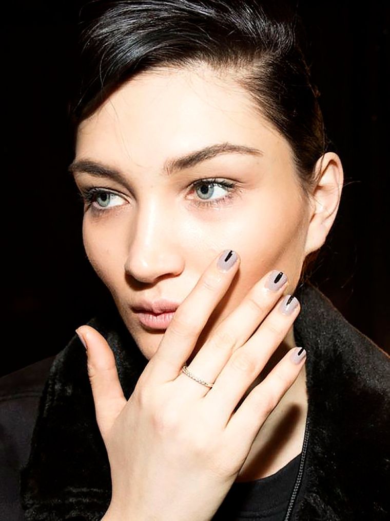 Para el 2022 están los dos extremos para divertirte con tu manicura: los súper claros o los extra oscuros Foto: Vogue