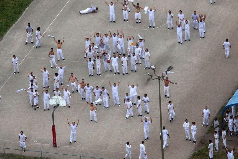 Krome, el centro de máxima seguridad para migrantes de Miami, ha sobrepasado su capacidad de 600 detenidos en los últimos meses.
