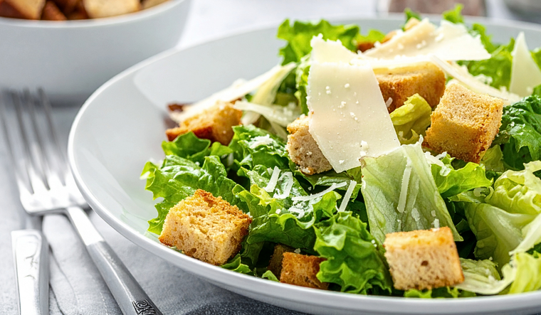 La ensalada César lleva lechuga, pollo, crutones y queso, y es perfecta para el verano argentino La ensalada César lleva lechuga, pollo, crutones y queso, y es perfecta para el verano argentino