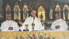 Jorge Bergoglio -más tarde papa Francisco I- y Robert Prevost -actual papa León XIV-.