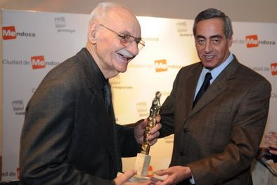 MDZol | El doctor Roig, recibe la distinción de manos de Fayad. Foto: Gerardo Gómez / MDZ