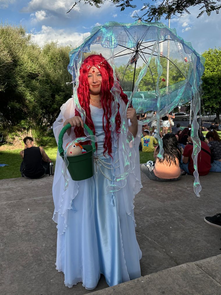 La mamá de Ponyo con su deslumbrante cosplay. La mamá de Ponyo con su deslumbrante cosplay.