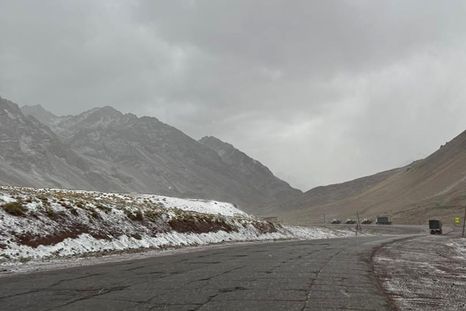 Cierra el paso a Chile por pronóstico de mal tiempo en cordillera. Cierra el paso a Chile por pronóstico de mal tiempo en cordillera.