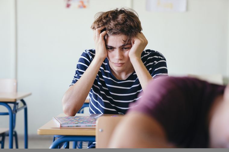 Los jóvenes enfrentan una gran decisión en su último año de colegio. Foto: Freepik