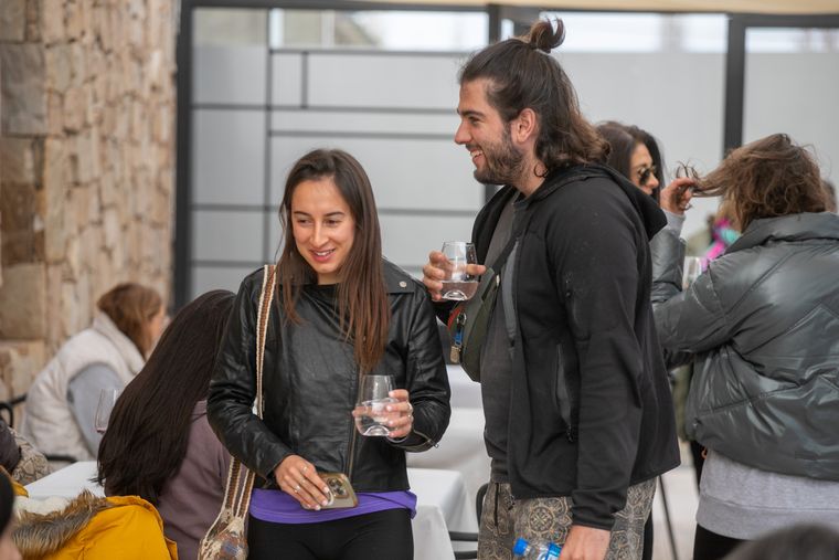 Heloise Rodrigues y Thomas Breitenstein, dos viajeros que compartieron la experiencia Yoga por los Caminos del Vino. Heloise Rodrigues y Thomas Breitenstein, dos viajeros que compartieron la experiencia Yoga por los Caminos del Vino.