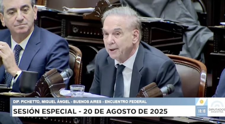 Miguel Ángel Pichetto insistió hoy contra la condena de Cristina Fernández de Kirchner y hasta sugirió la constitución de una Asamblea Legislativa para discutir el tema. Miguel Ángel Pichetto insistió hoy contra la condena de Cristina Fernández de Kirchner y hasta sugirió la constitución de una Asamblea Legislativa para discutir el tema.