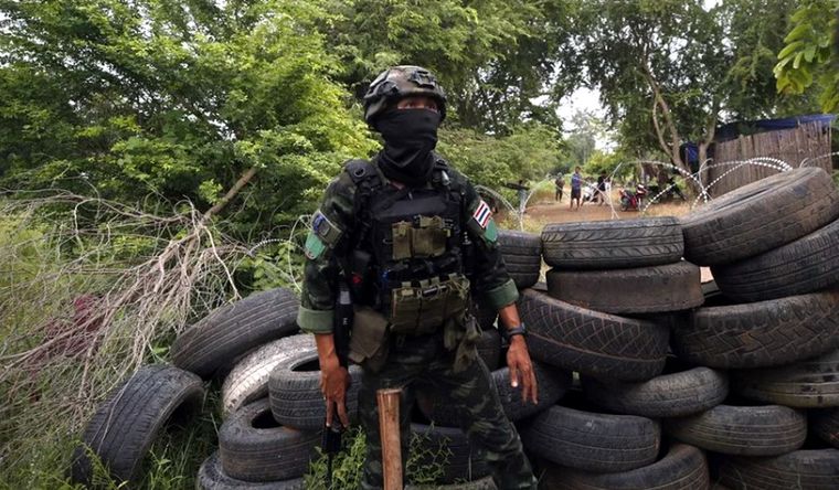 Las tropas de Tailandia y de Camboya cruzaron ataques en la frontera. Foto Efe
