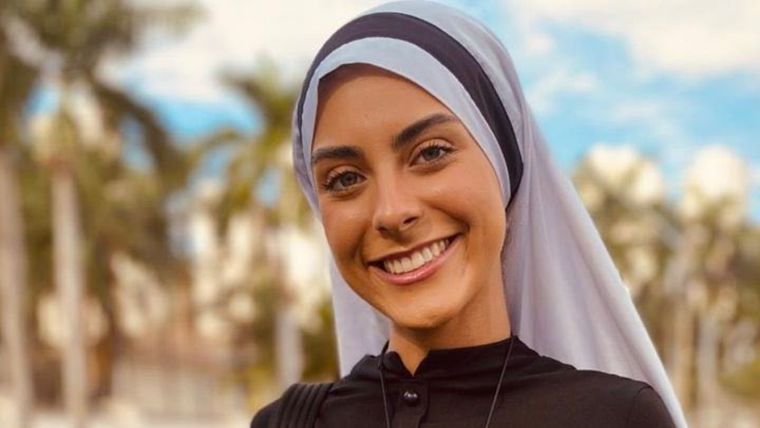 La Hermana Eva la rompe en redes sociales.