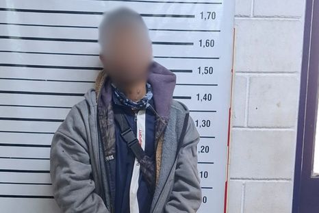 El ladrón detenido tras el robo en Las Heras. (Se tapa el rostro porque puede pasar a rueda de personas) El ladrón detenido tras el robo en Las Heras. (Se tapa el rostro porque puede pasar a rueda de personas)