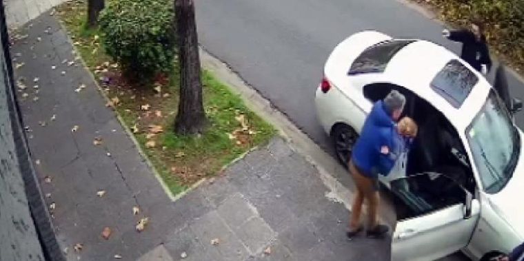 El momento del asalto fue registrado por una cámara de seguridad