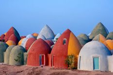 Construcciones sostenibles en la isla de Majara (Irán) con una arquitectura pintoresca, hechas con ladrillos de arena y tierra compactada&nbsp;de colores