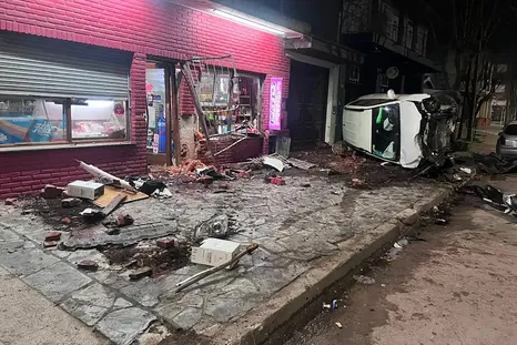 tragedia en mar del plata: un choque termino con un muerto, cinco heridos y un almacen destruido tragedia en mar del plata: un choque termino con un muerto, cinco heridos y un almacen destruido