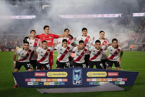 River enfrenta a Barracas Central en el Monumental.