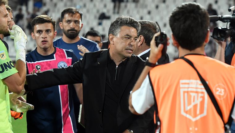 Marcelo Gallardo se sumó a los incidentes para separar. Foto: ALF PONCE MERCADO / MDZ