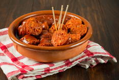 En muchas sidrerías de Asturias, esta receta se sirve como tapa imprescindible y suele acompañarse con pan rústico para aprovechar la salsa izada que queda tras la cocción.