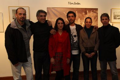 MDZol | Los responsables de Proyecto Celuloide junto a amigos en la inauguración de la muestra. Foto: www.pocion.com.ar
