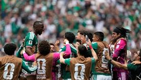 Quiñones, encima de todos sus compañeros, tras anotar el 1 a 0 de México ante Sudáfrica. Quiñones, encima de todos sus compañeros, tras anotar el 1 a 0 de México ante Sudáfrica.