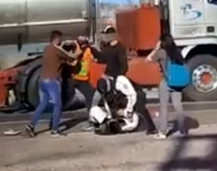 A las patadas El video muestra claramente cómo el efectivo policial golpea al joven cuando está en el suelo. Testigos intentaron evitarlo.